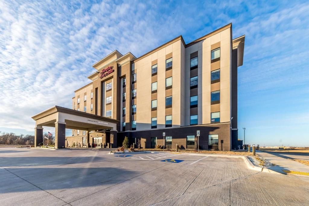 PryorHampton Inn & Suites Pryor, Ok的一座大型建筑,前面设有停车场