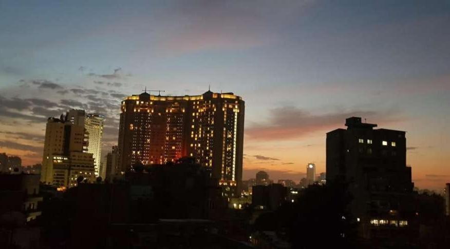 开罗ElSultan Hotel的落日时天际线,高楼