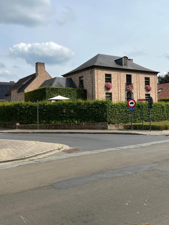 伊普尔Guesthouse Villa Vauban的前方有街标的街道上的建筑物