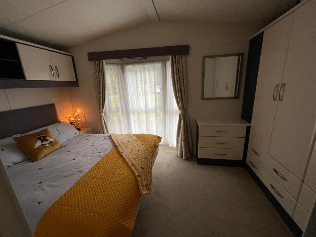 DollarHoneycomb Lodge的一间卧室设有一张大床和一个窗户。