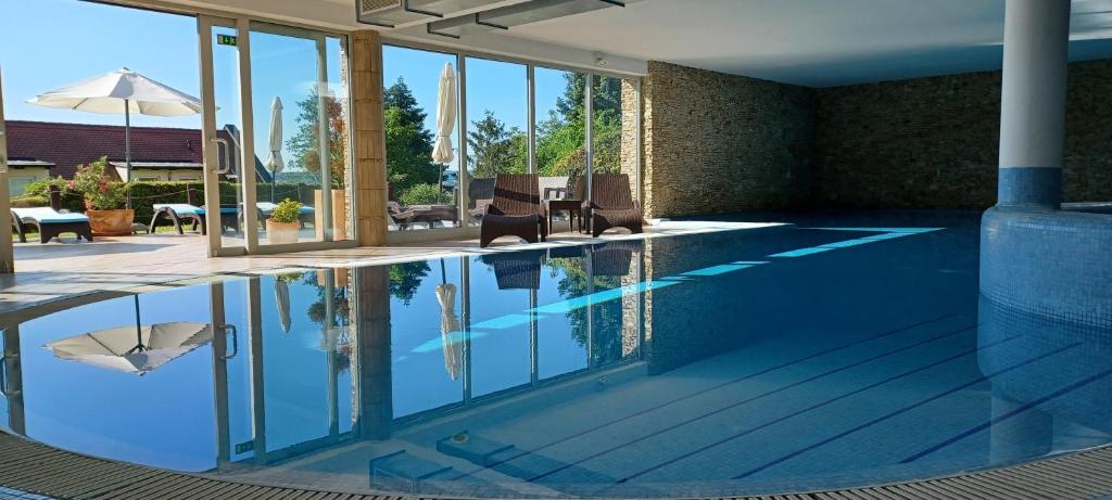 蒂豪尼回声公寓全套房酒店 的一座蓝色的游泳池