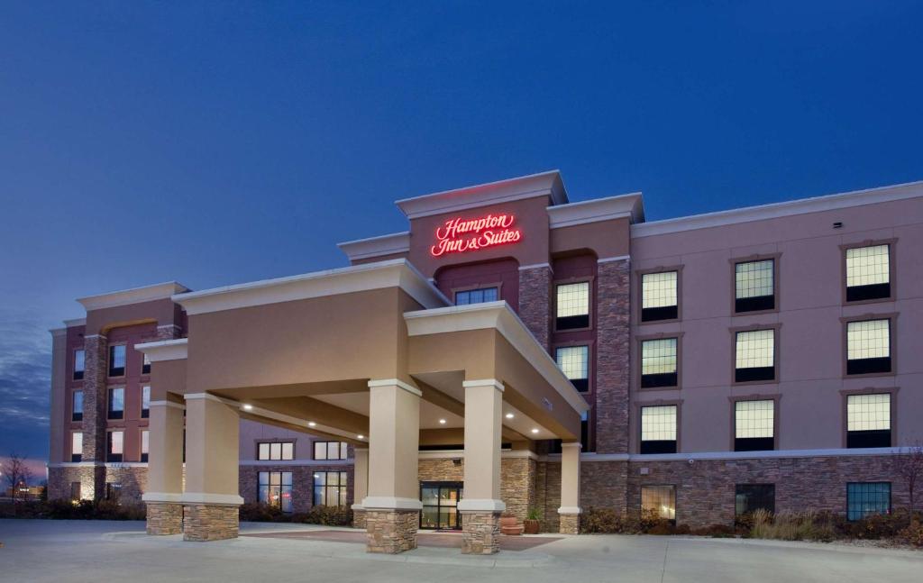 圣克劳德圣克劳德希尔顿恒庭旅馆及套房酒店的一座医院大楼,上面有红色的标志