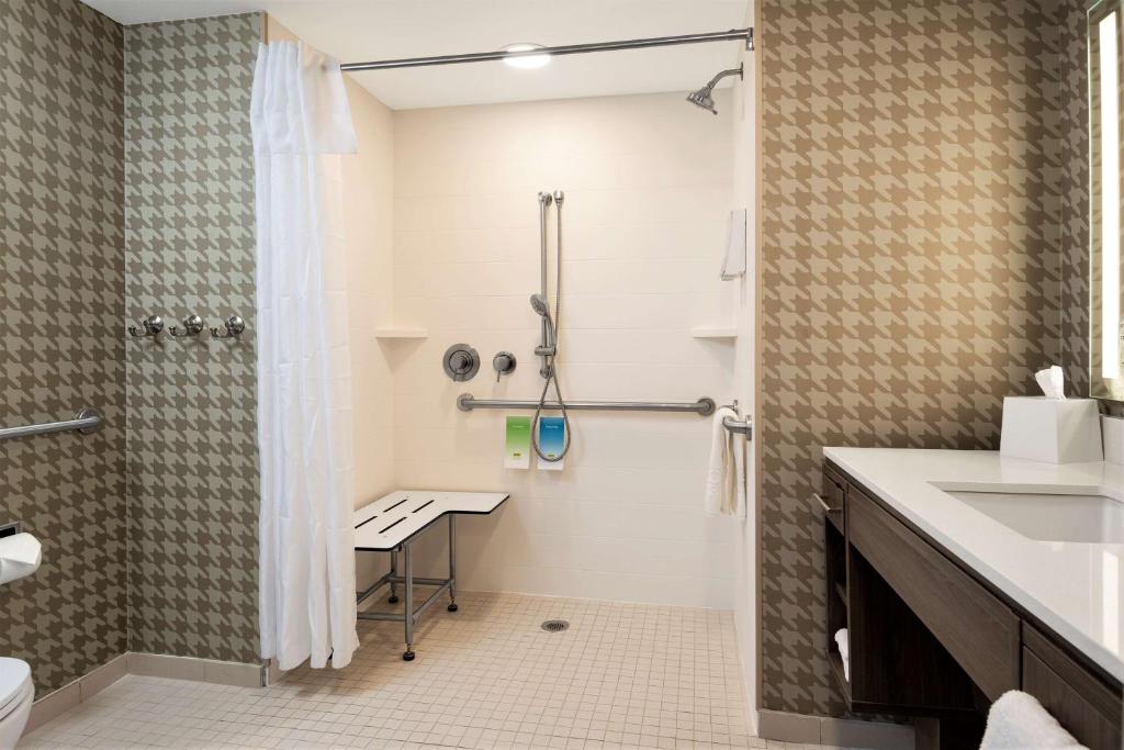 罗斯威尔Home2 Suites By Hilton Roswell, Ga的带淋浴和盥洗盆的浴室