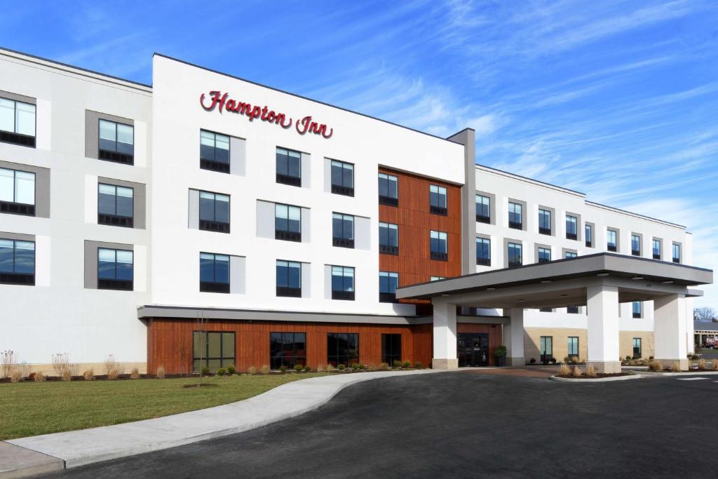 奥法伦Hampton Inn O'Fallon, Il的一座白色的大建筑,上面有标志