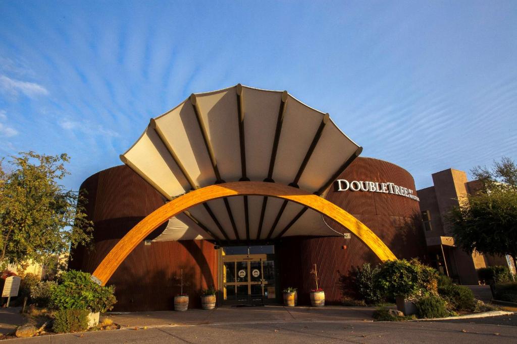 美利坚峡谷DoubleTree by Hilton Napa Valley - American Canyon的前面有拱门的建筑