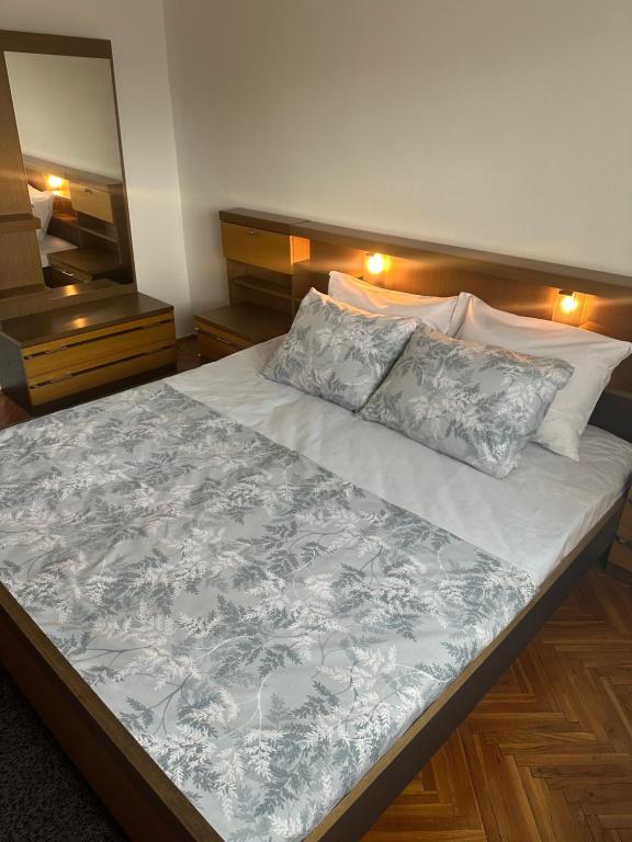 PožegaApartment Bella的卧室配有一张带白色床单和枕头的大床。
