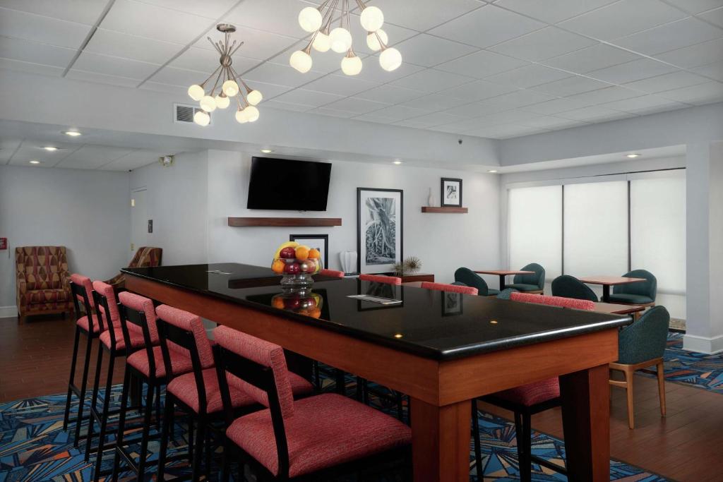 米纳勒尔里奇扬斯敦西汉普顿酒店的一间会议室,配有桌椅