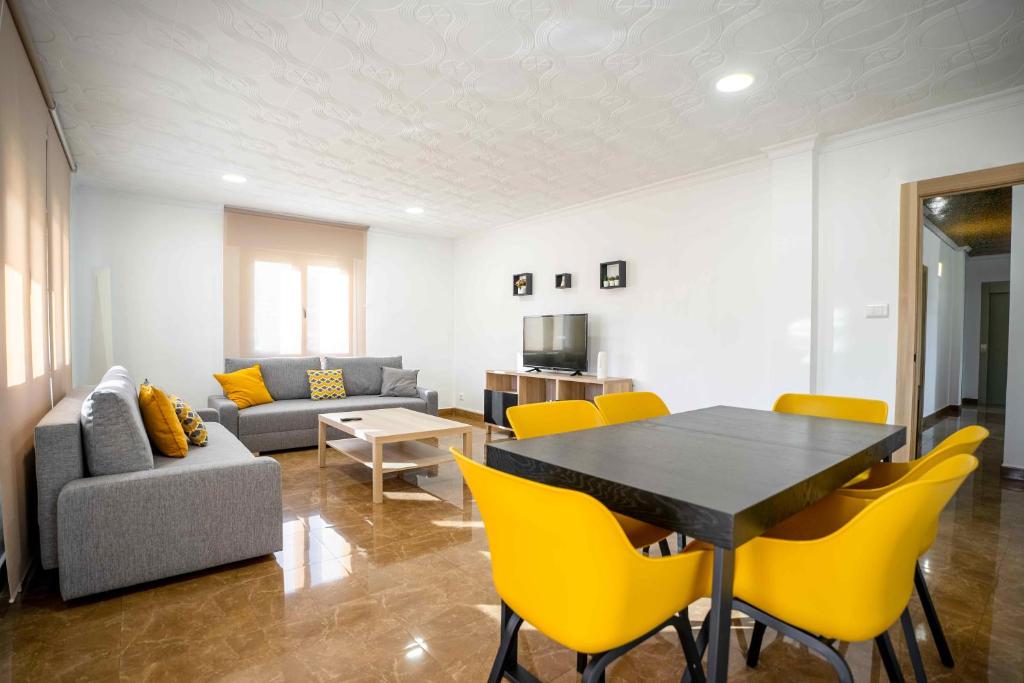 莫雷拉Casa Palau的客厅配有桌子和黄色椅子
