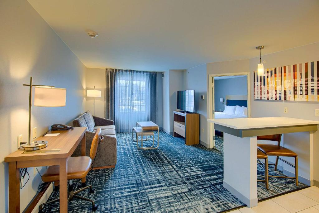 南本德Homewood Suites by Hilton South Bend Notre Dame Area的酒店客房设有书桌和客厅。