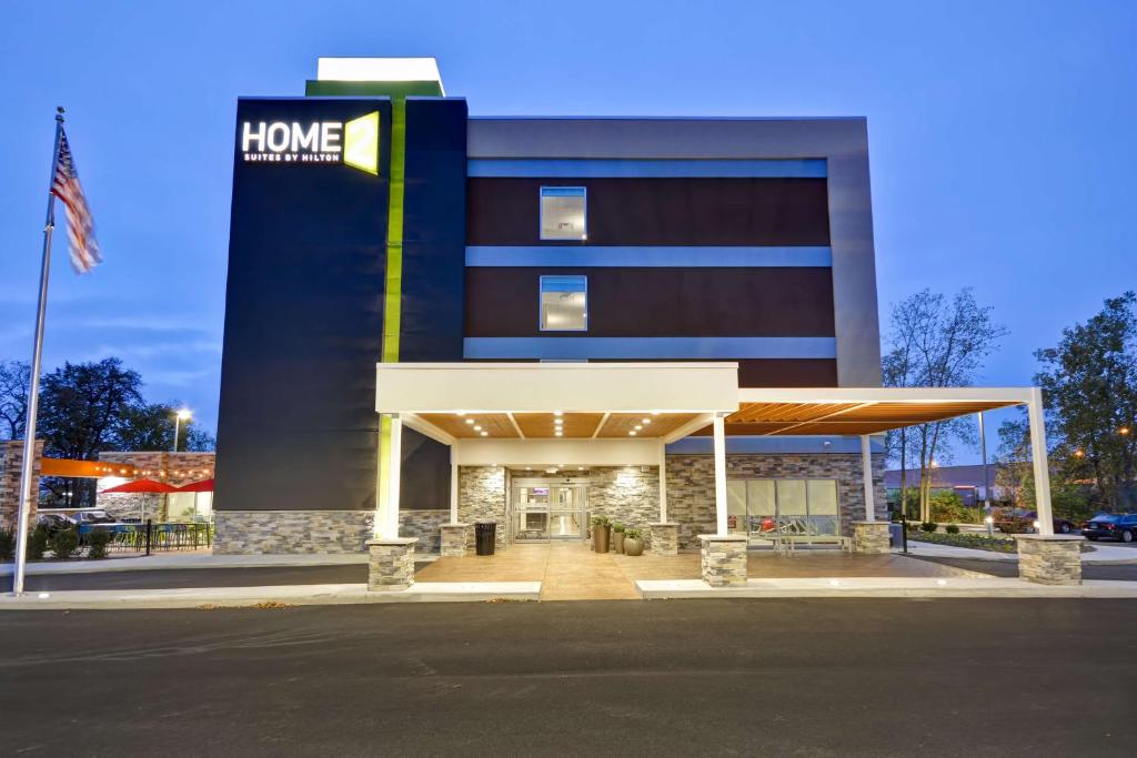 莫米Home2 Suites By Hilton Maumee Toledo的家庭保健大楼,设有加油站