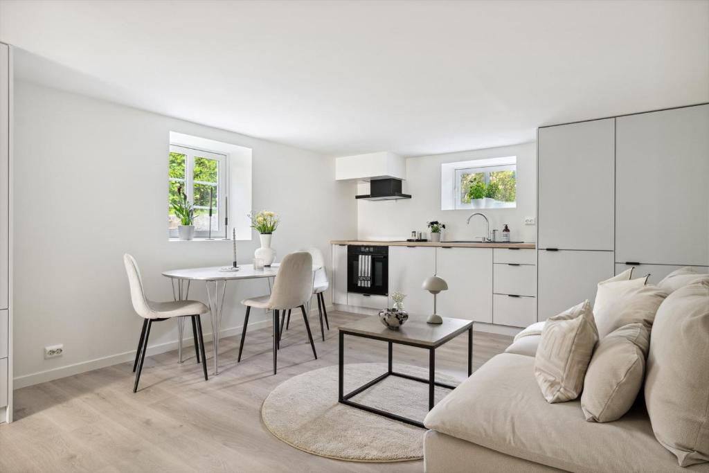 斯塔万格Apartment in Stavanger的白色的客厅配有沙发和桌子