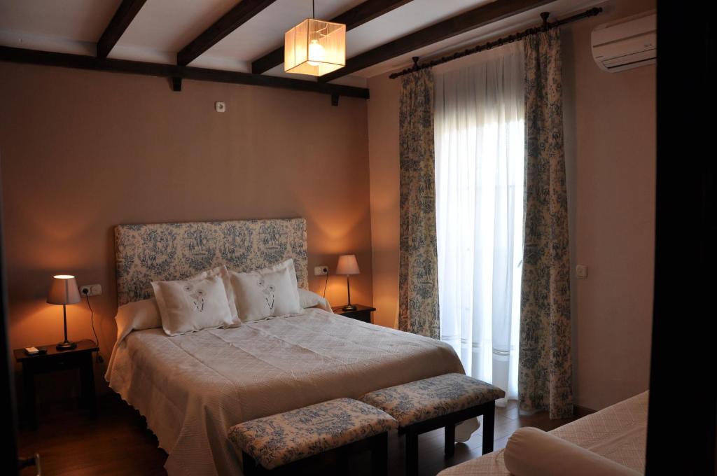 Sotoserrano埃尔米拉多而德尔索托公寓的一间卧室设有一张床和一个大窗户