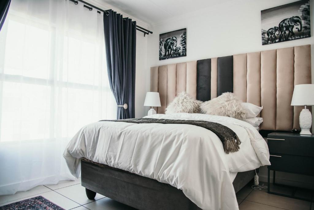 约翰内斯堡Sizakele Stays的一间卧室设有一张大床和一个窗户。