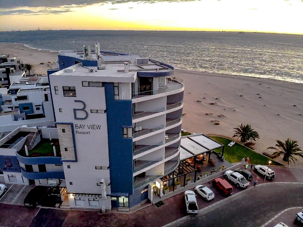 斯瓦科普蒙德Bay View Resort Hotel Namibia的海滩旁的一栋建筑
