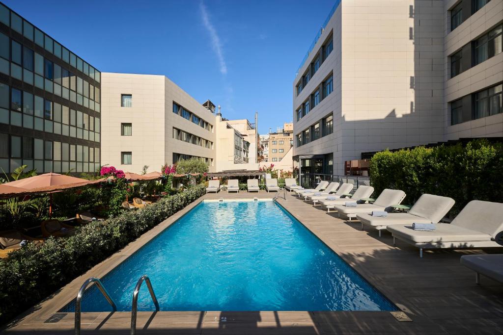 巴塞罗那加泰罗尼亚兰布拉大道酒店的一座带躺椅的游泳池