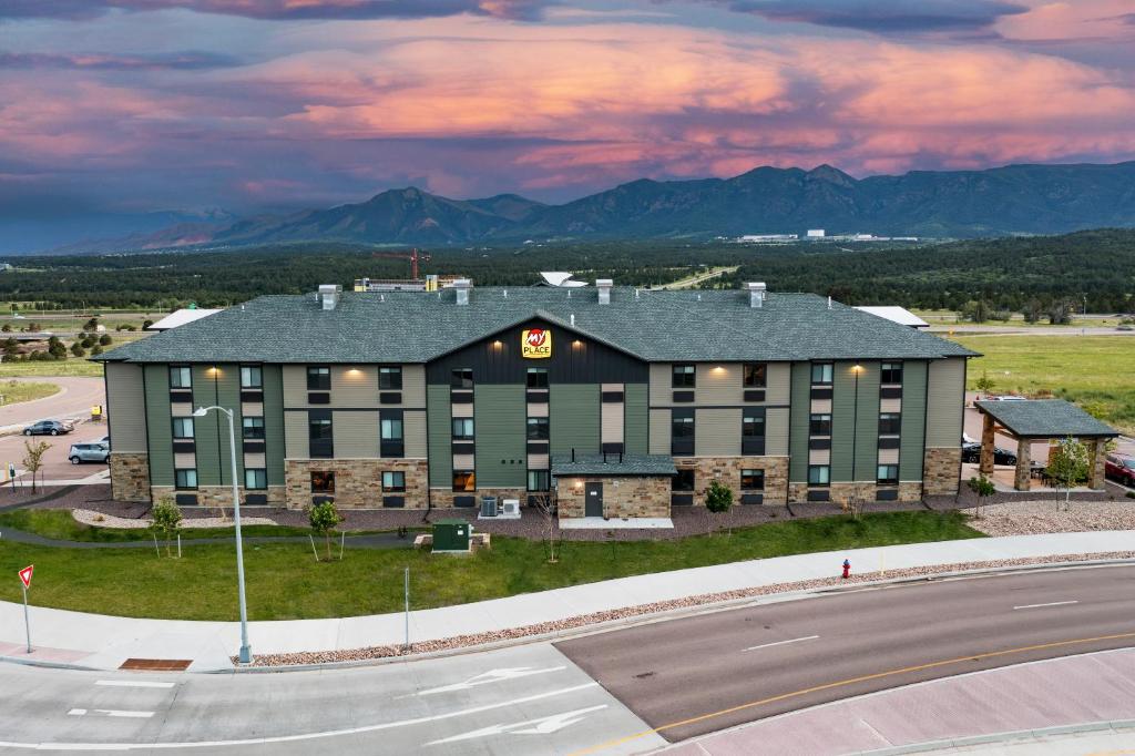 科罗拉多斯普林斯My Place Hotel-Colorado Springs,CO的享有酒店空中景色,以山脉为背景