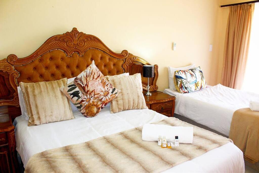 伯格斯堡Sheeroh's Place的酒店客房,配有两张带白色床单的床