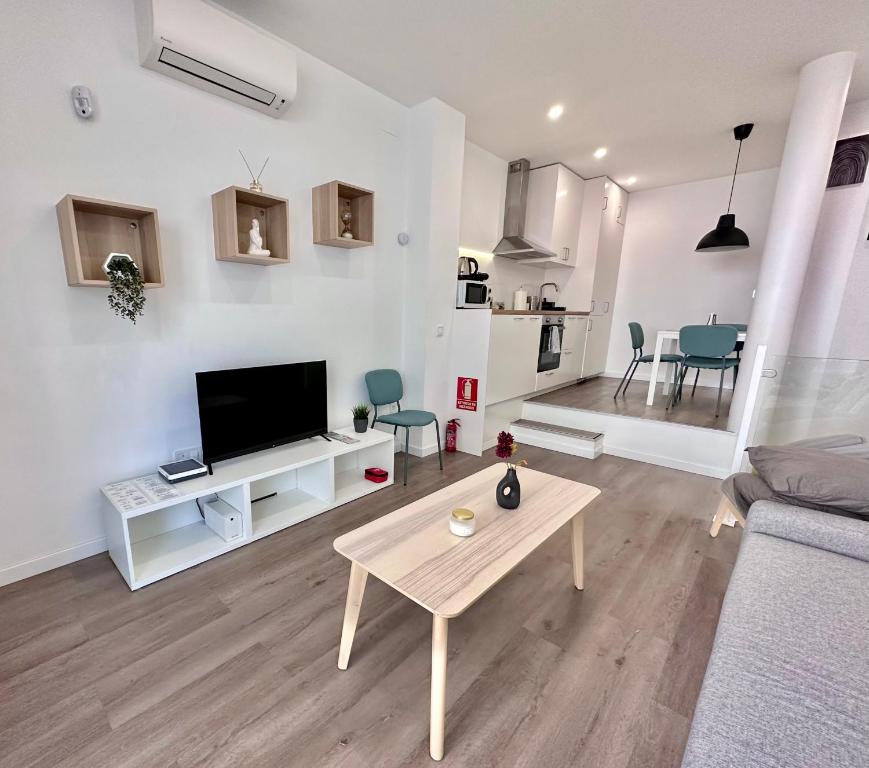 马德里Loft Moderno en Madrid的客厅配有沙发和桌子