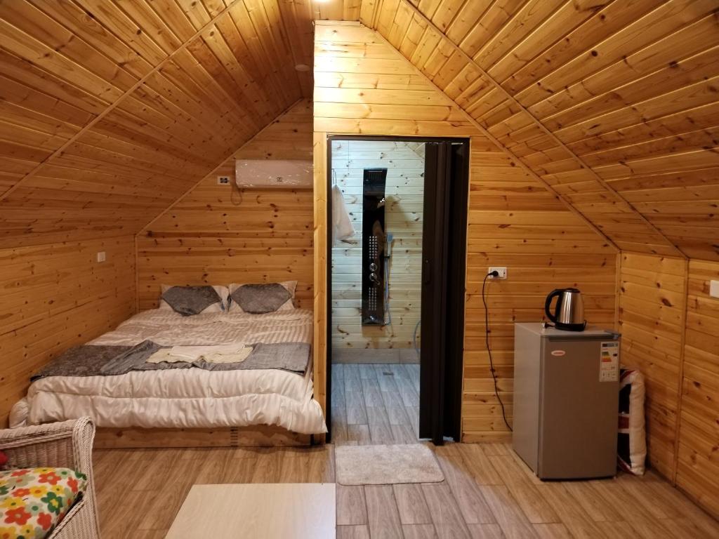 杰拉什Widian al-sham huts的小木屋内一间卧室,配有一张床