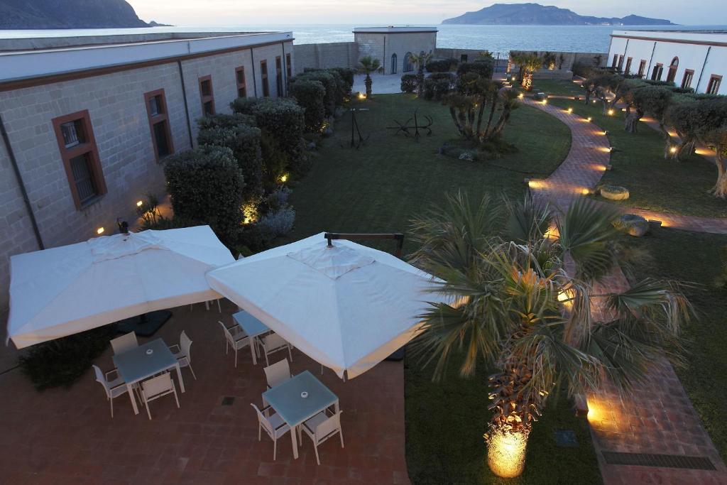 法维尼亚纳美丽度假酒店的享有带桌子和遮阳伞的天井的顶部景致。