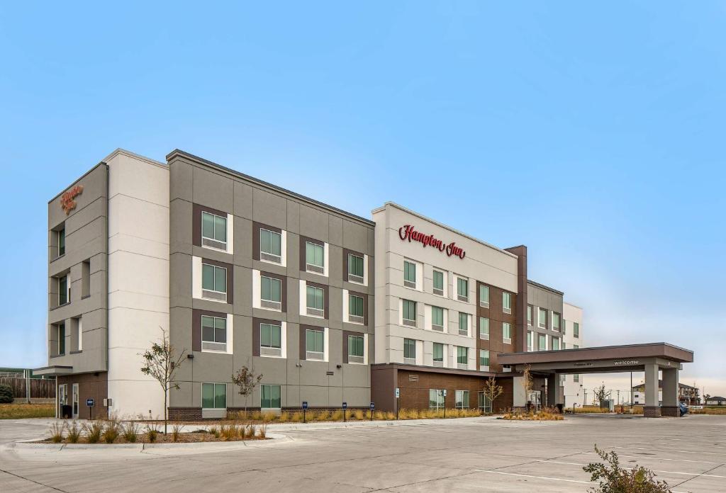 黑斯廷斯Hampton Inn Hastings的酒店前方的 ⁇ 染