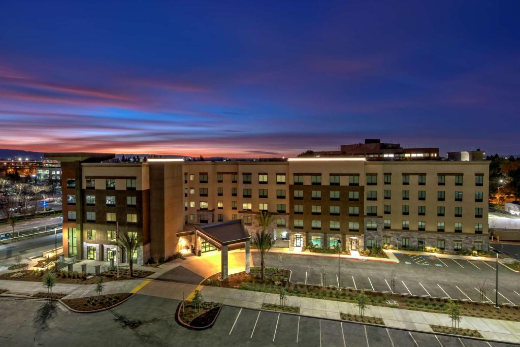 圣何塞Hampton Inn & Suites San Jose Airport的享有大楼的夜间景致