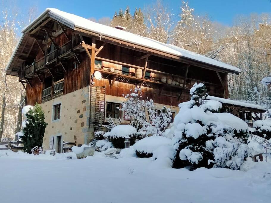 Arâches-la-FrasseChalet de Creytoral的雪地里的小木屋,有雪覆盖的树木