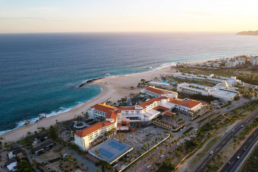 卡波圣卢卡斯Hilton Grand Vacations Club La Pacifica Los Cabos的享有海滩和海洋的空中景致