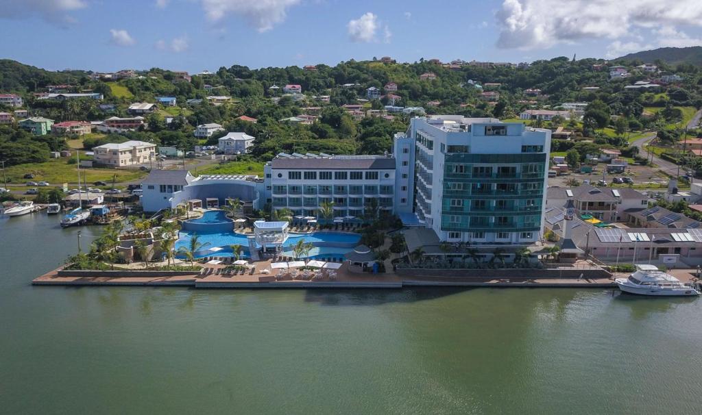 格罗斯岛Harbor Club St Lucia, Curio Collection by Hilton的水上度假村的空中景观