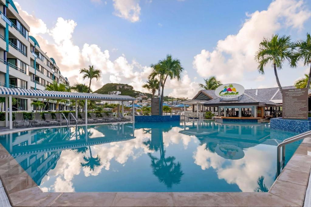 辛普森湾Hilton Vacation Club Royal Palm St Maarten的棕榈树度假村的游泳池