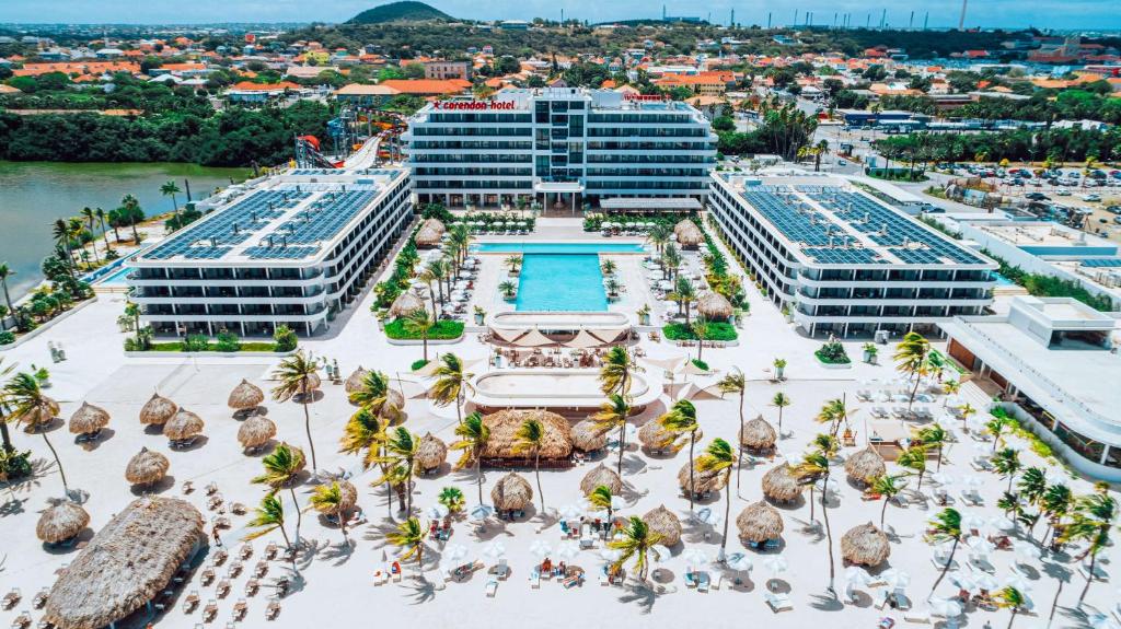 威廉斯塔德Mangrove Beach Corendon Curacao All-Inclusive Resort, Curio的享有带游泳池和建筑的度假村的空中景致
