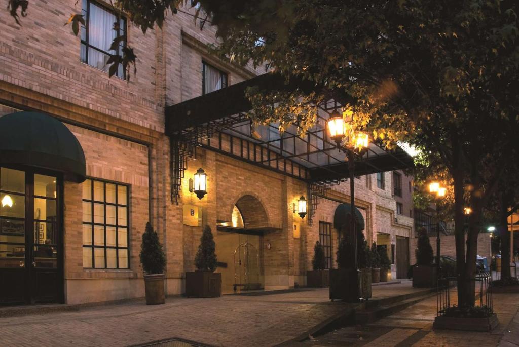 波哥大波哥大-罗萨莱斯希尔顿合博套房酒店的街道边有灯的建筑物