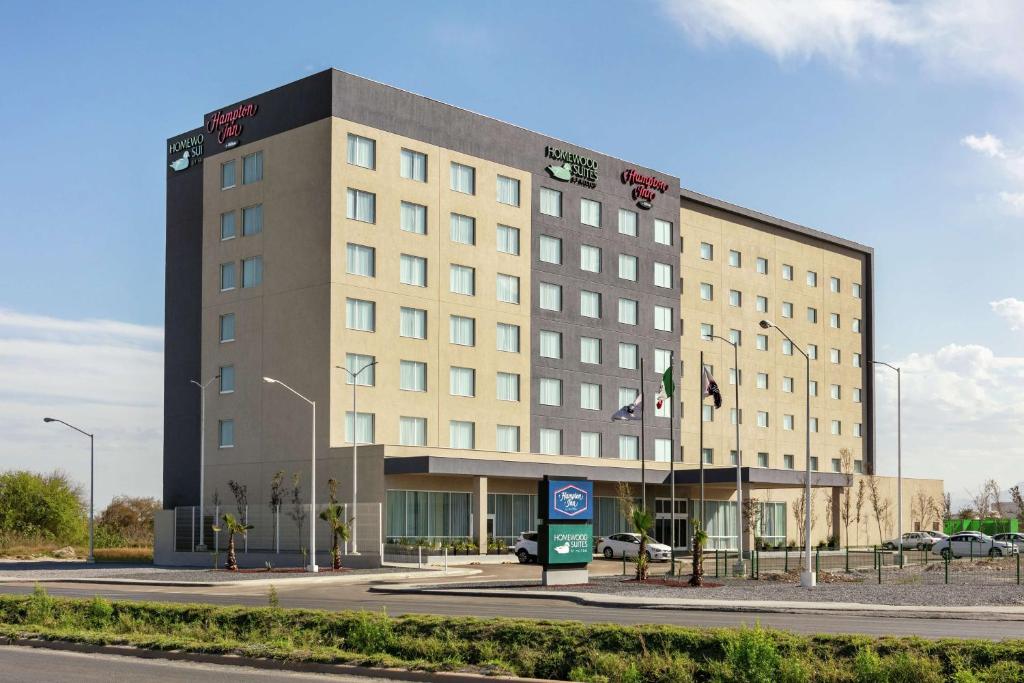 蒙特雷Hampton Inn By Hilton Monterrey Apodaca的道路一侧的大建筑