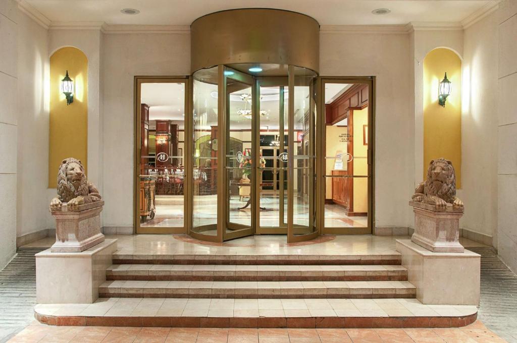 马那瓜马那瓜公主希尔顿酒店的大厅,大楼内有一个旋转门