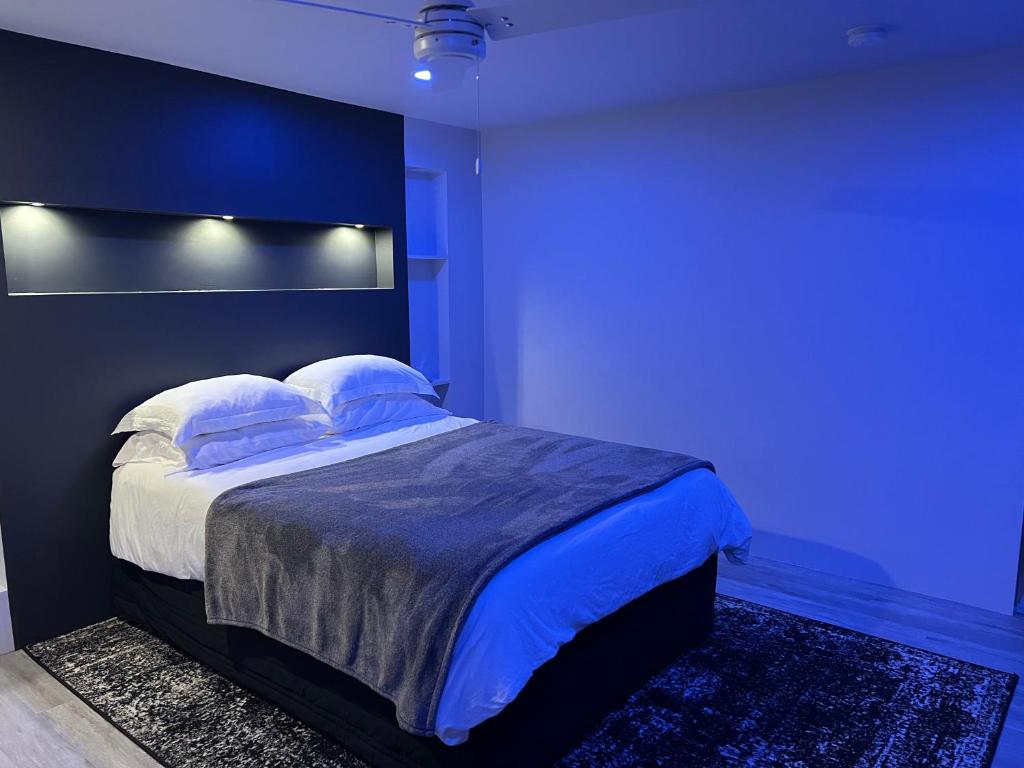西奥兰治Silva Domus的蓝色卧室配有一张带枕头的大床