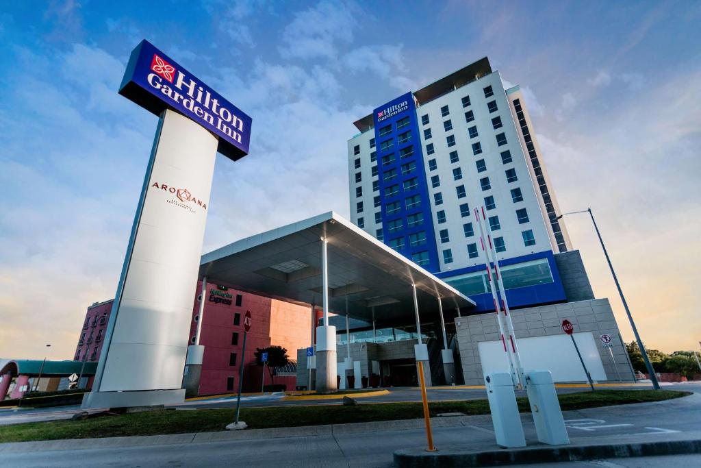 锡劳Hilton Garden Inn Silao Aeropuerto Bajio的前面有标志的建筑