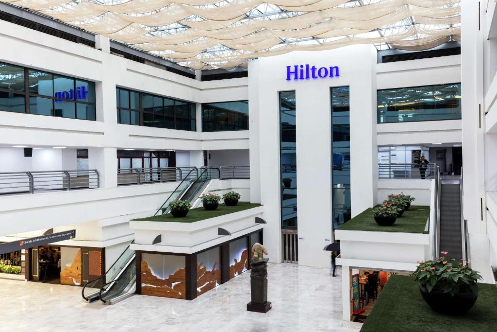 墨西哥城墨西哥城机场希尔顿酒店的一座办公楼,上面有希尔顿标志