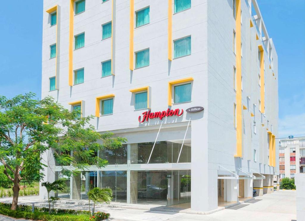 约帕尔希尔顿汉普顿埃尔约帕酒店的新加坡国际酒店大厦前方的 ⁇ 染