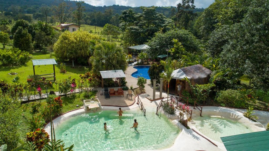福尔图纳Hotel & Hot Springs Sueño Dorado的享有度假村游泳池的空中景致