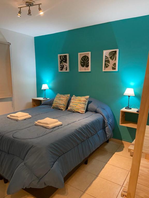 迈普Padre Vázquez Apartment的蓝色卧室配有一张带两个枕头的大床