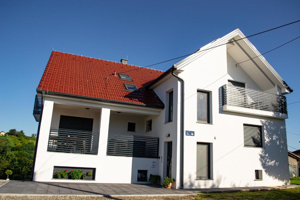 圣马丁娜穆里Kraljeva hiža - Apartmani i sobe Kralj的白色房子,有红色屋顶