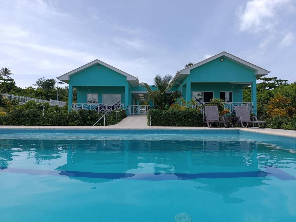 圣安德烈斯Blue Lizard House的别墅前设有游泳池