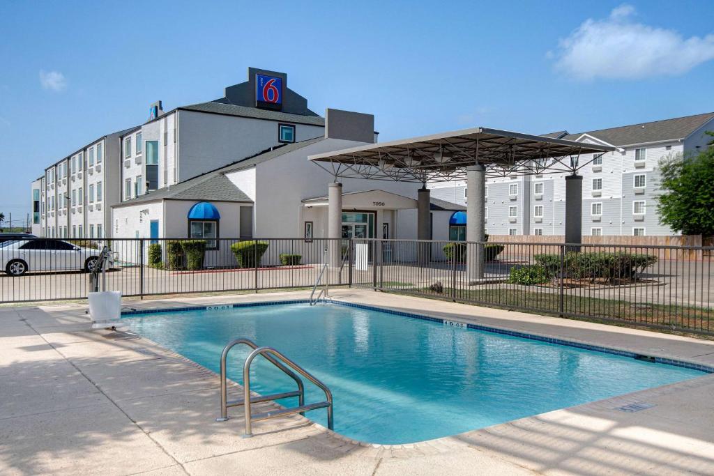 圣安东尼奥Motel 6-San Antonio, TX - South的大楼前的大型游泳池