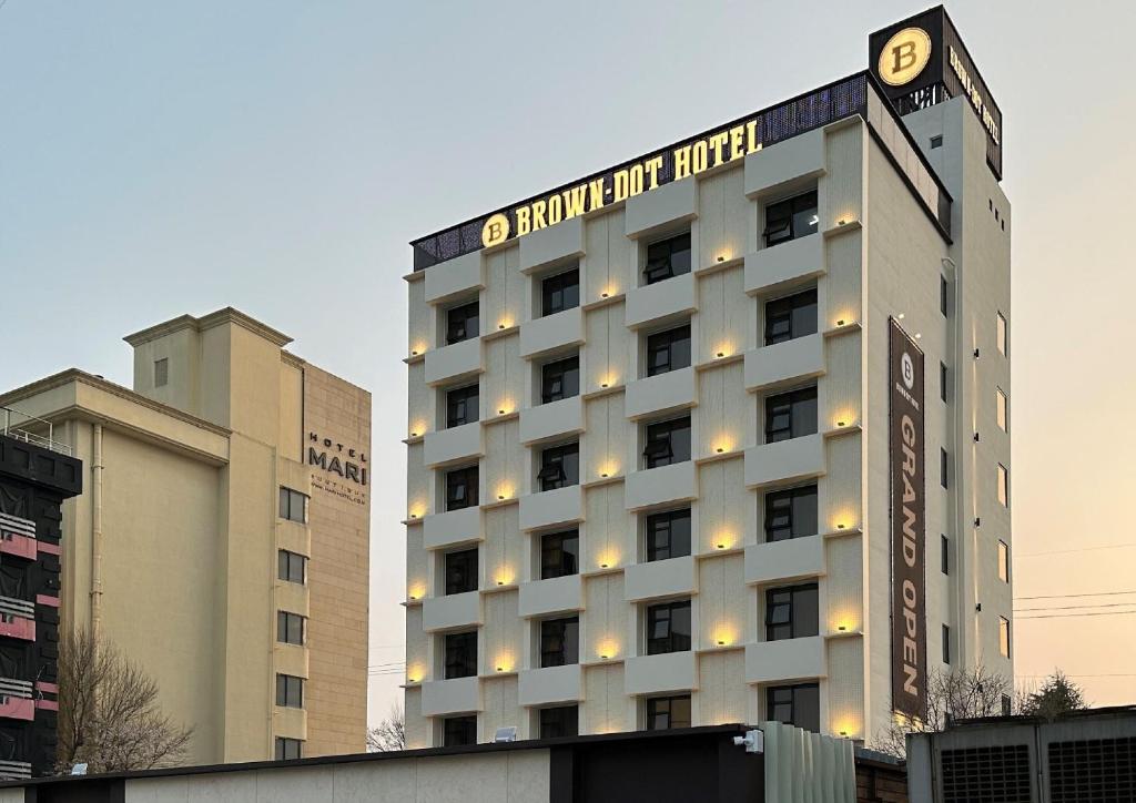 全州市Browndot Hotel Jeonju Ajung的一座酒店大楼,上面有标志