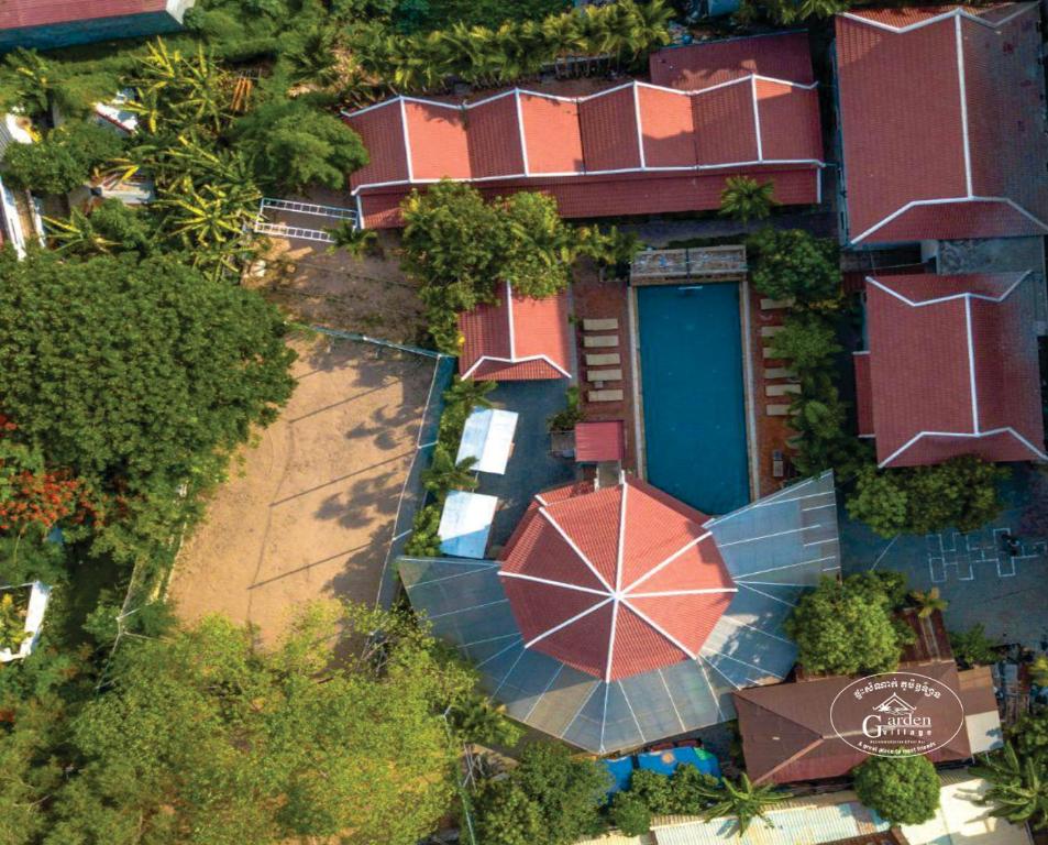 暹粒花园村泳池酒吧旅馆的享有带雨伞的房子的顶部景色