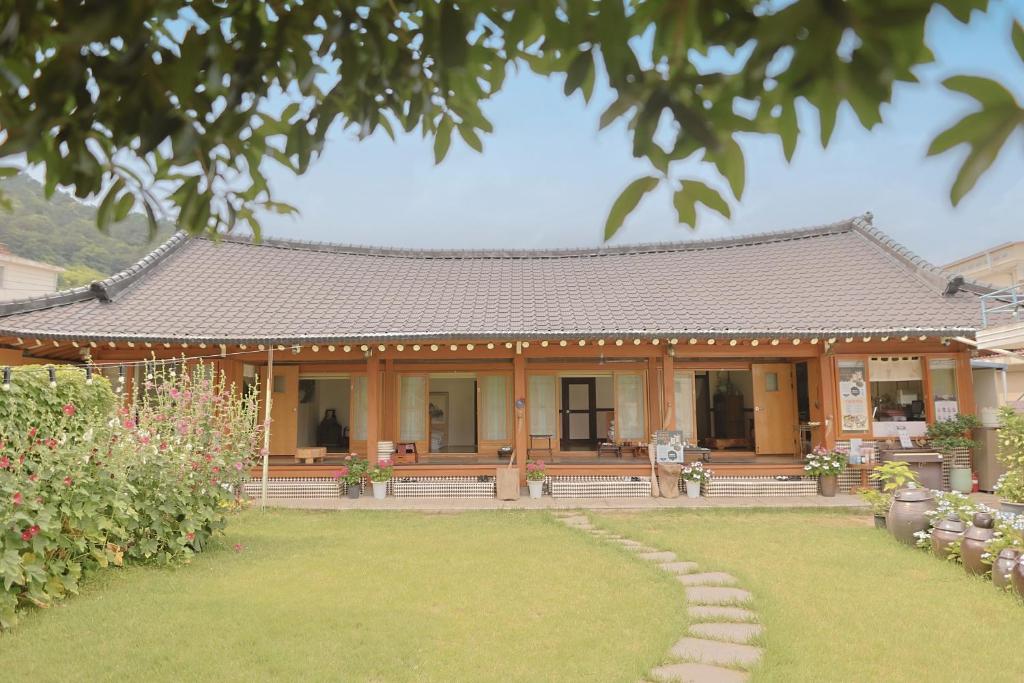 顺天市Daoljae Hanok Pension的一座带花园屋顶的房子