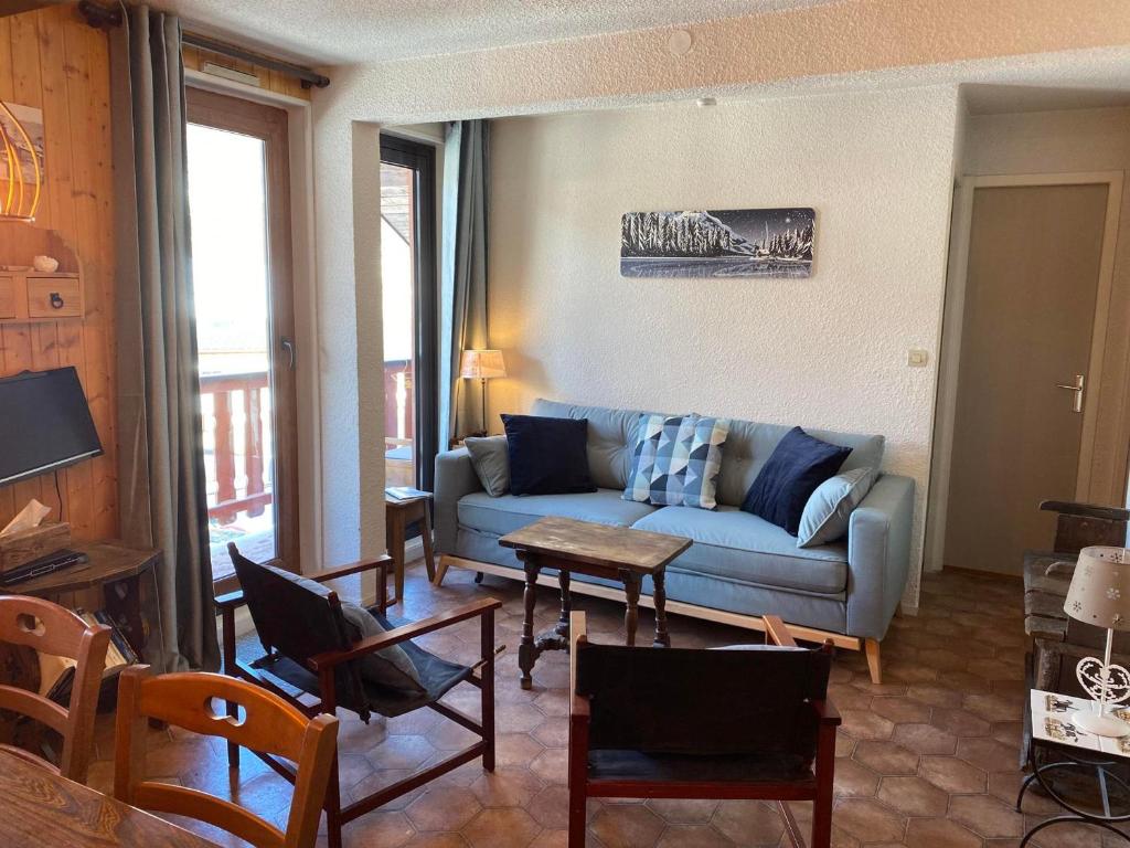 瓦卢瓦尔Appartement Valloire, 3 pièces, 5 personnes - FR-1-263-530的客厅配有沙发和桌椅