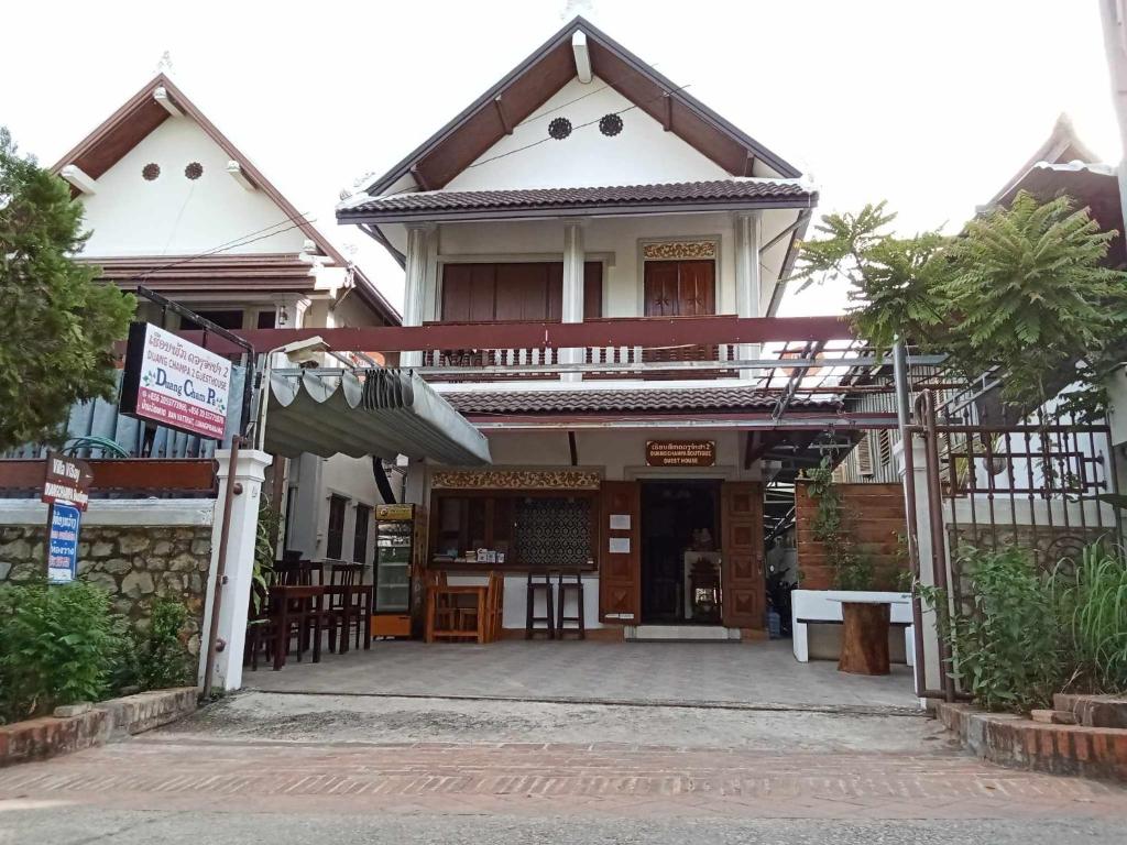 琅勃拉邦Villa Visay II的前面有门的房子