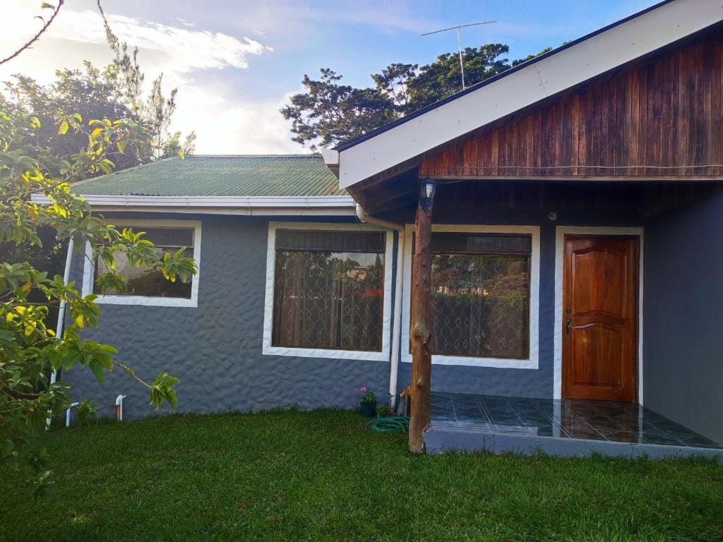 蒙泰韦尔德哥斯达黎加HeCo House的蓝色的房子,设有木门和院子