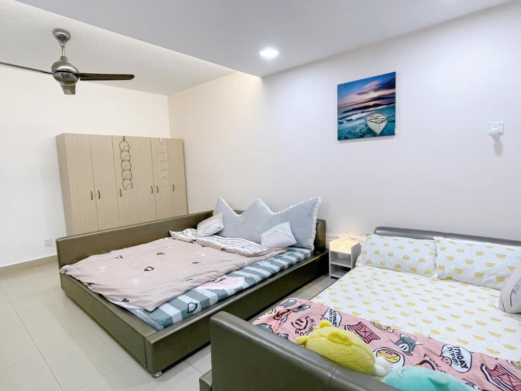 蕉赖Double storey and half 4r3b karaoke lami的配有两张床和床边的房间
